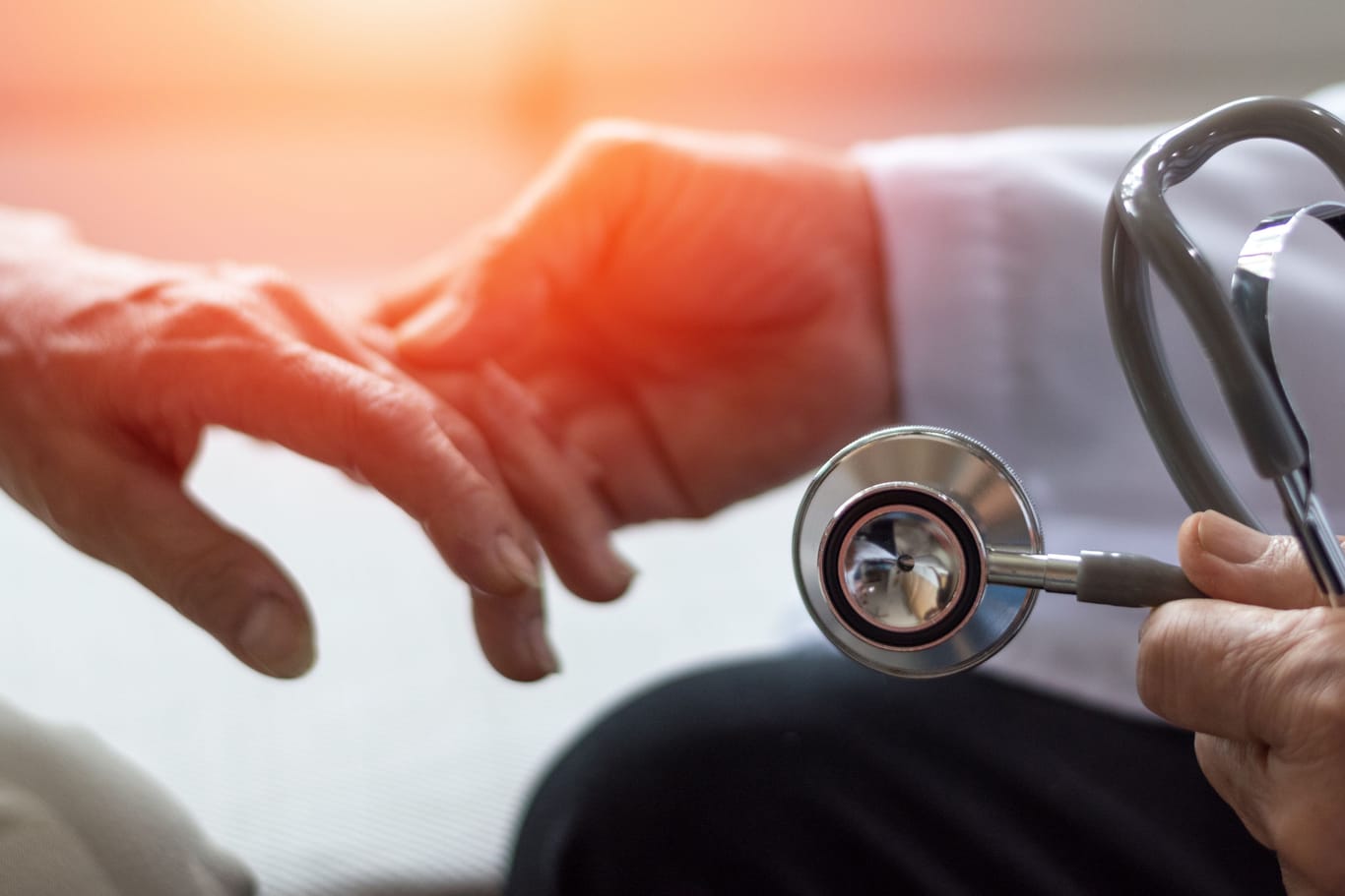 Ein Arzt hält die Hand eines Patienten (Symbolbild): Im Fall des Palliativarztes Johannes M. könnte es ein fünftes Opfer geben.