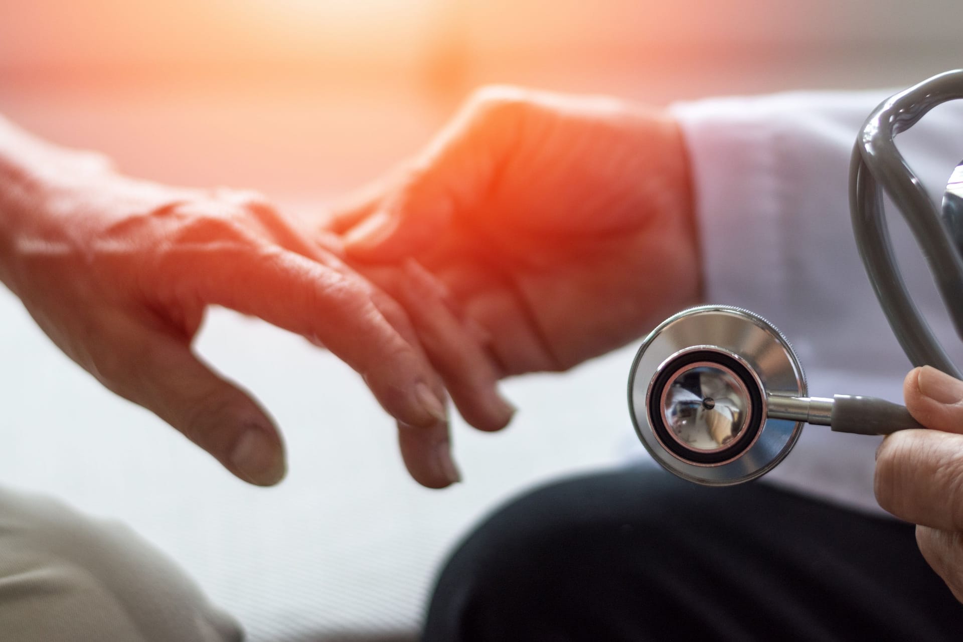 Ein Arzt hält die Hand eines Patienten (Symbolbild): Im Fall des Palliativarztes Johannes M. könnte es ein fünftes Opfer geben.