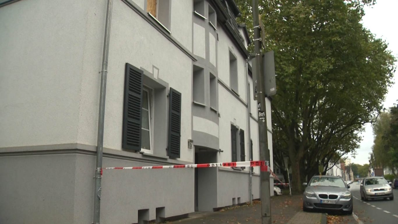 Absperrband vor einem Mehrfamilienhaus in Westerfilde (Symbolbild): In Dortmund konnten Einsatzkräfte der Feuerwehr gerade noch Schlimmeres verhindern.