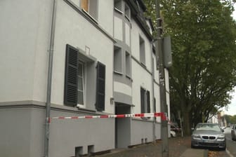 Absperrband vor einem Mehrfamilienhaus in Westerfilde (Symbolbild): In Dortmund konnten Einsatzkräfte der Feuerwehr gerade noch Schlimmeres verhindern.