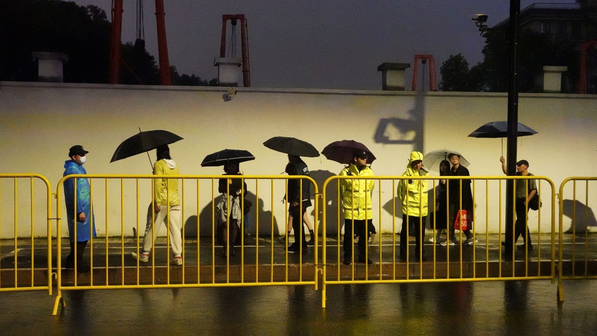 Polizisten stellen Barrikaden in Shanghai auf: Sie wollen offenbar Halloween-Versammlungen vermeiden.