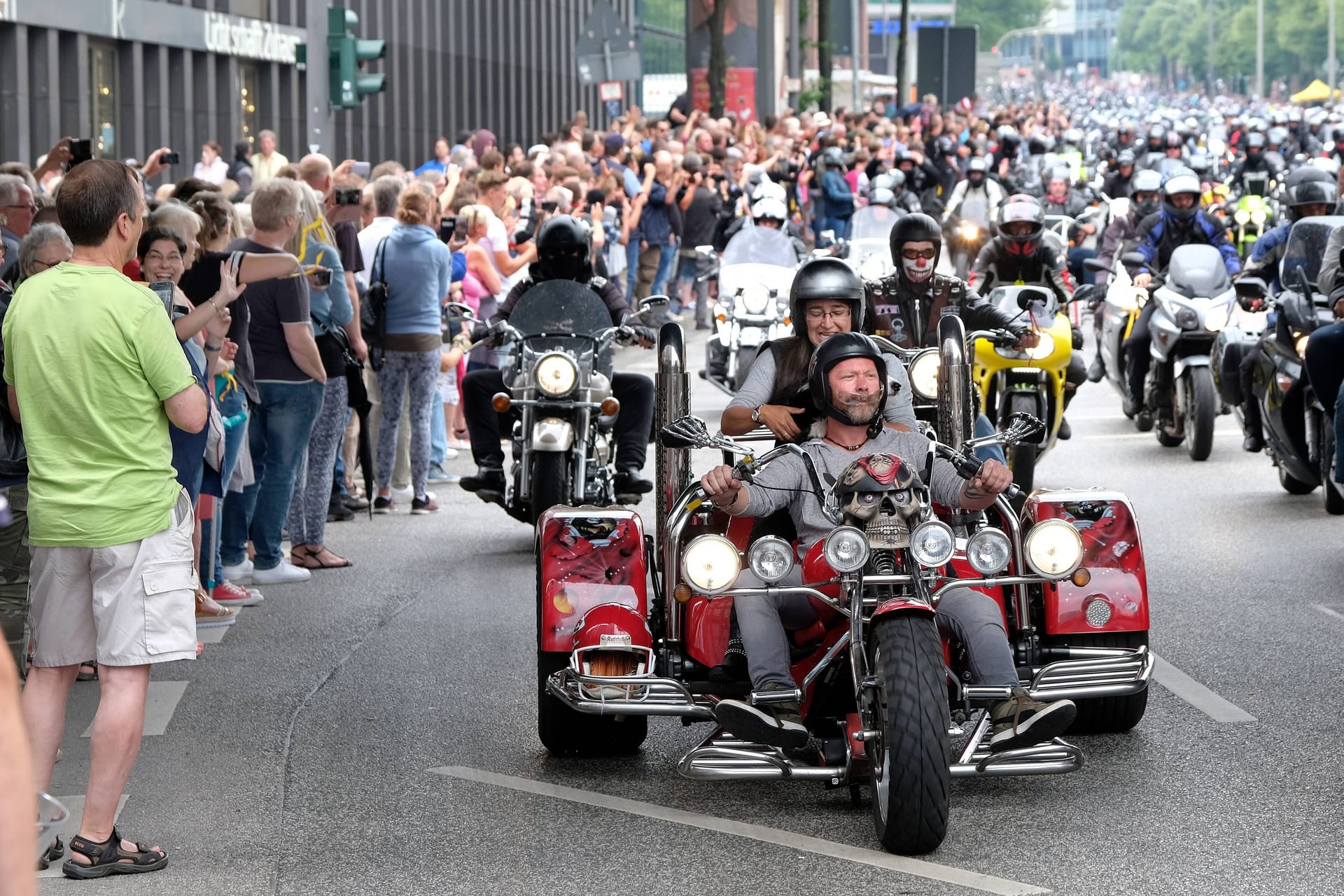 Tausende Biker ziehen beim "Mogo" durch die Straßen von Hamburg: Fehlende Gelder und Kritik an fossilen Motorrädern gefährden die Veranstaltung.