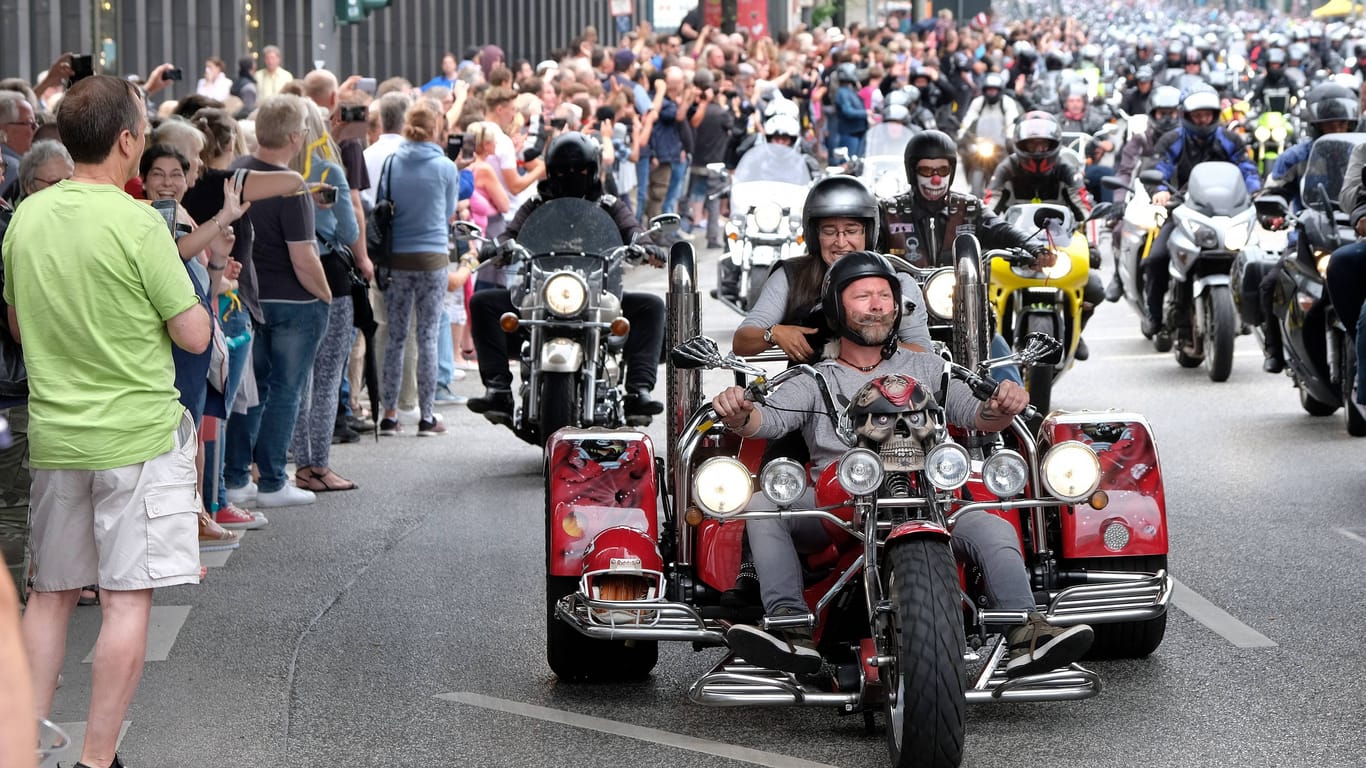 Tausende Biker ziehen beim "Mogo" durch die Straßen von Hamburg: Fehlende Gelder und Kritik an fossilen Motorrädern gefährden die Veranstaltung.