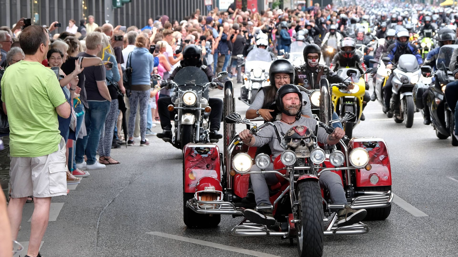 Tausende Biker ziehen beim "Mogo" durch die Straßen von Hamburg: Fehlende Gelder und Kritik an fossilen Motorrädern gefährden die Veranstaltung. Tausende Biker ziehen beim "Mogo" durch die Straßen von Hamburg: Fehlende Gelder und Kritik an fossilen Motorrädern gefährden die Veranstaltung.