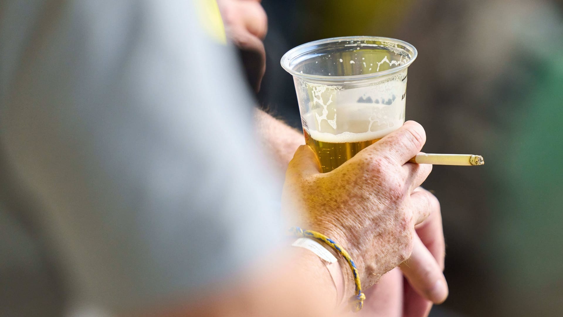 Ein Fußballfan schaut in Dortmund ein Bundesliga-Spiel mit Bier und Zigarette: Von einem der beiden Dinge muss sich der Fan womöglich bald verabschieden.