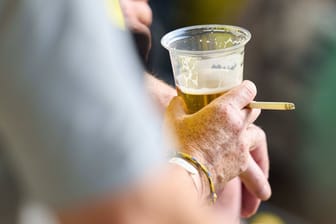 Ein Fußballfan schaut in Dortmund ein Bundesliga-Spiel mit Bier und Zigarette: Von einem der beiden Dinge muss sich der Fan womöglich bald verabschieden.