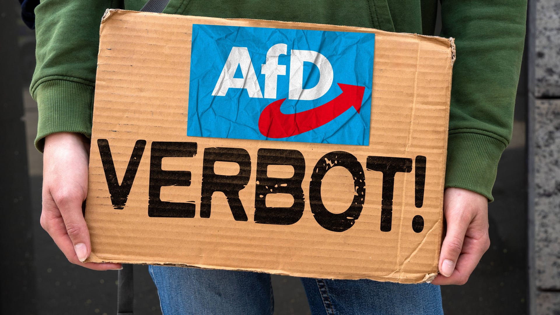 Eine Pappe mit der Aufschrift "AfD VERBOT!": Viele Bürger empfinden die Partei als demokratiegefährdend.