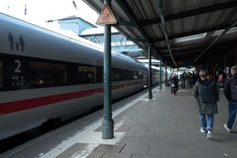 Der ICE kam zur Untersuchung und Desinfektion nach Hamburg-Harburg.