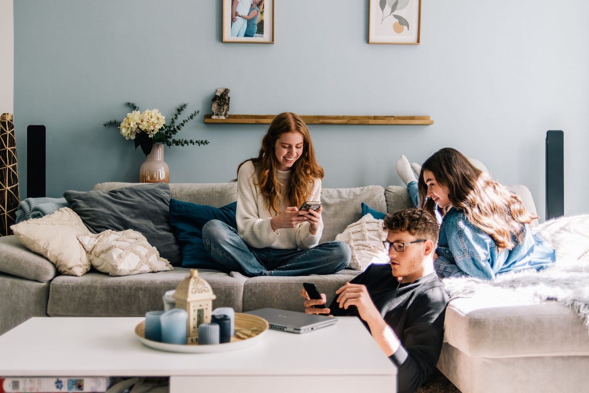Jugendliche sitzen auf einer Couch Jugendliche sitzen auf einer Couch