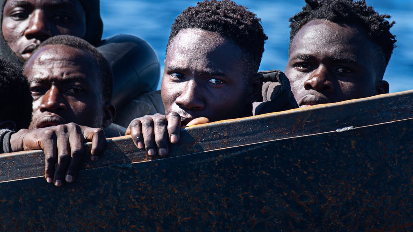 Aus Seenot gerettete Migranten vor der italienischen Insel Lampedusa im Mittelmeer (Archivbild).