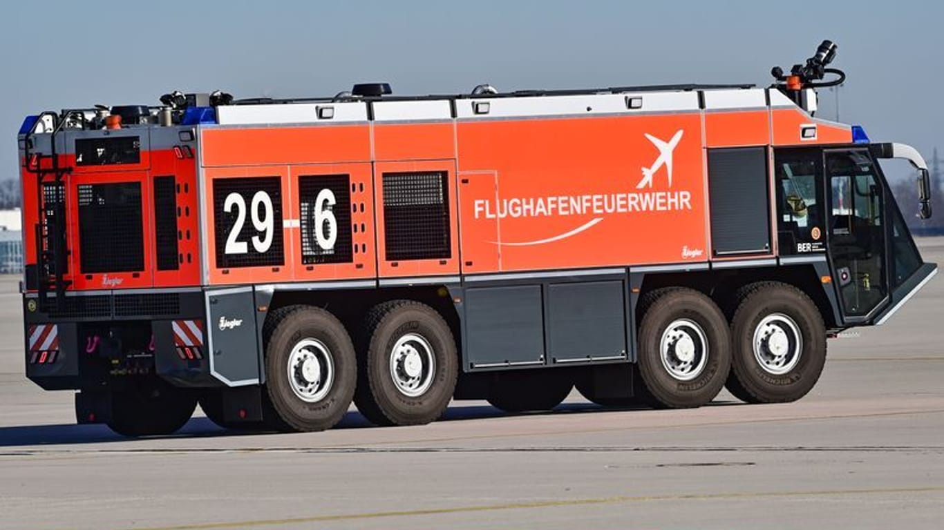 Ein Löschfahrzeug der Flughafenfeuerwehr (Symbolbild): Eine Maschine musste wegen Brandgeruchs zum Rollfeld in Schönefeld zurück kehren.