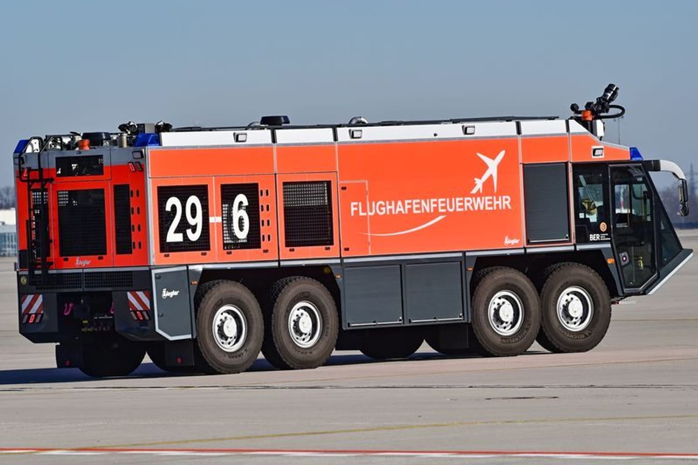 Ein Löschfahrzeug der Flughafenfeuerwehr (Symbolbild): Eine Maschine musste wegen Brandgeruchs zum Rollfeld in Schönefeld zurück kehren.