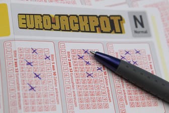 Ein ausgefüllter Schein der Zahlenlotterie Eurojackpot (Symbolfoto).