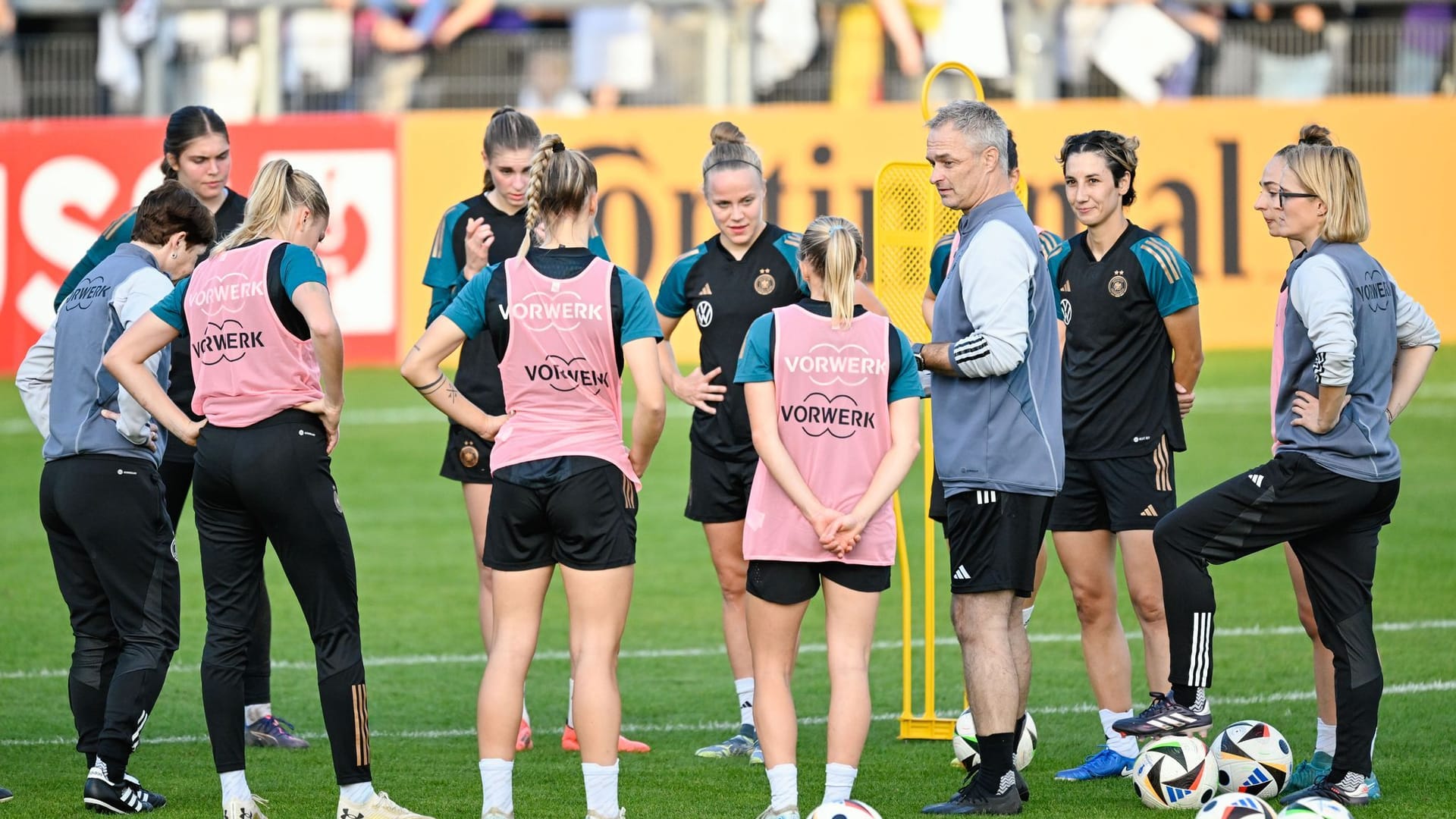 Frauen-Fußballnationalmannschaft - öffentliches Training