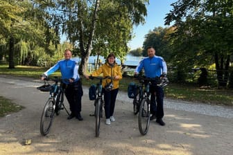 Bezirksstadträtin Tanja Franzke und Mitarbeiter des Spandauer Ordnungsamtes testen im Wröhmännerpark die neuen E-Bikes. Copyright: Bezirksamt Spandau