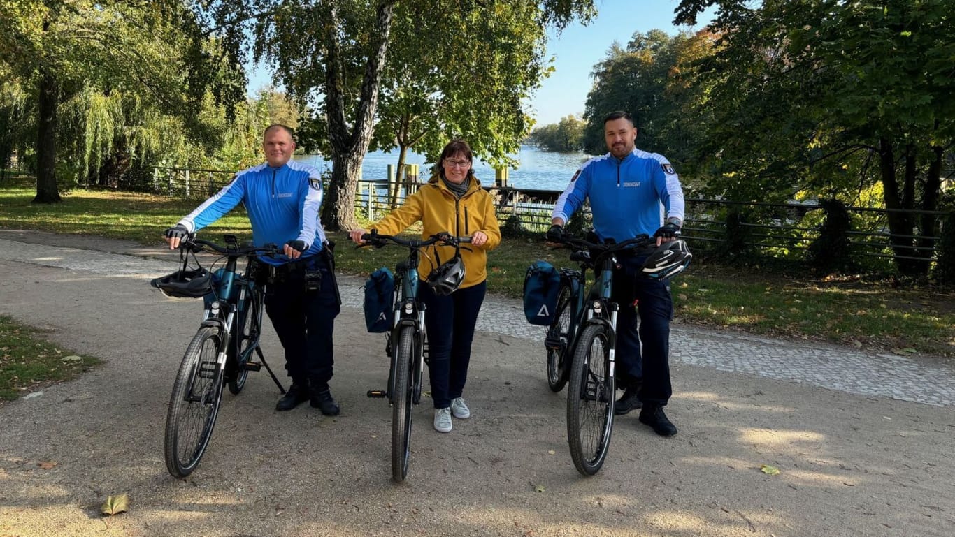 Bezirksstadträtin Tanja Franzke und Mitarbeiter des Spandauer Ordnungsamtes testen im Wröhmännerpark die neuen E-Bikes. Copyright: Bezirksamt Spandau