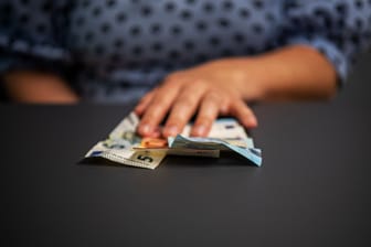 Eine Frau hält Bargeld in der Hand