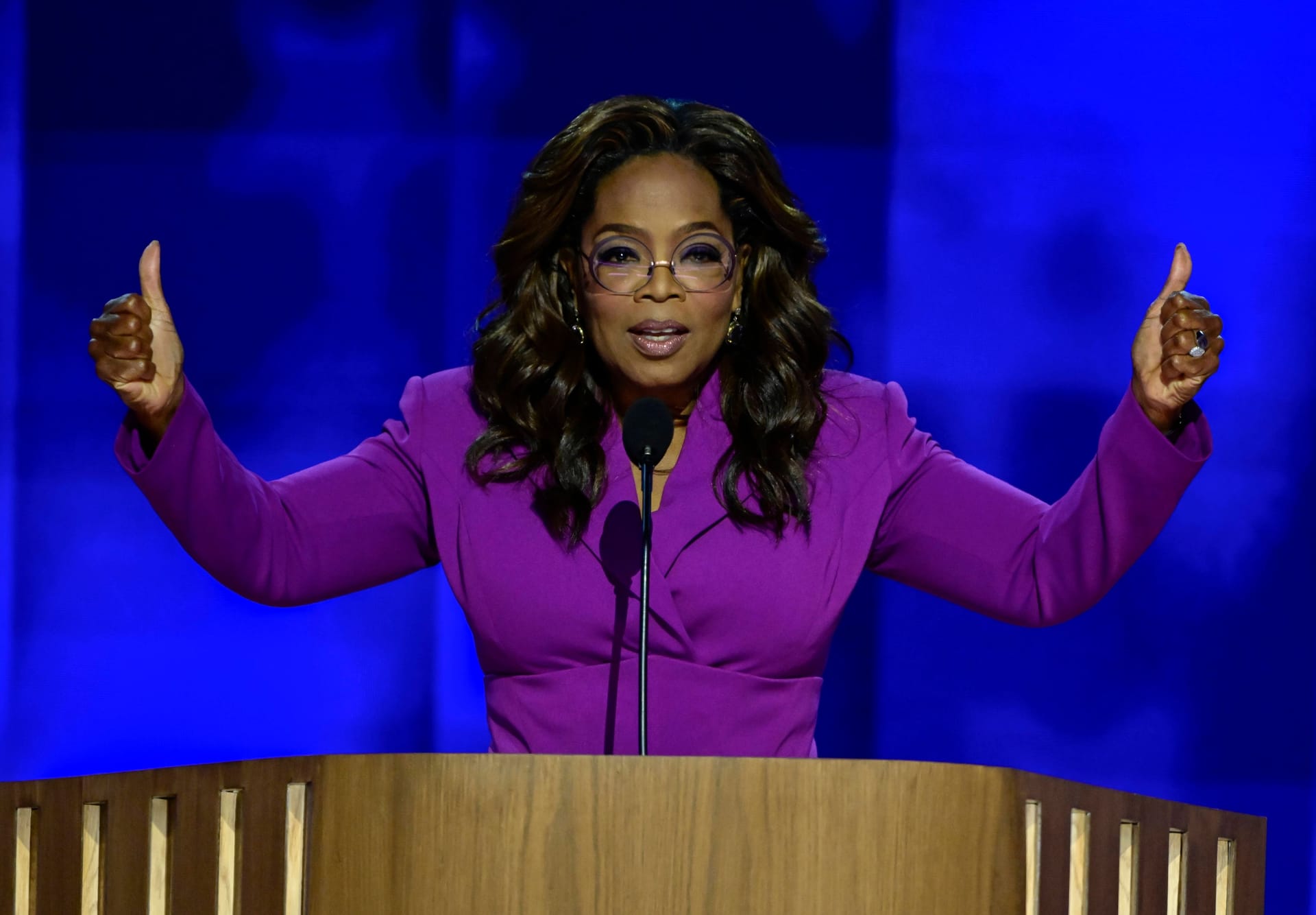 Glühende Gegnerin von Trump: Oprah Winfrey beim Parteitag der Demokraten in Chicago (2024).