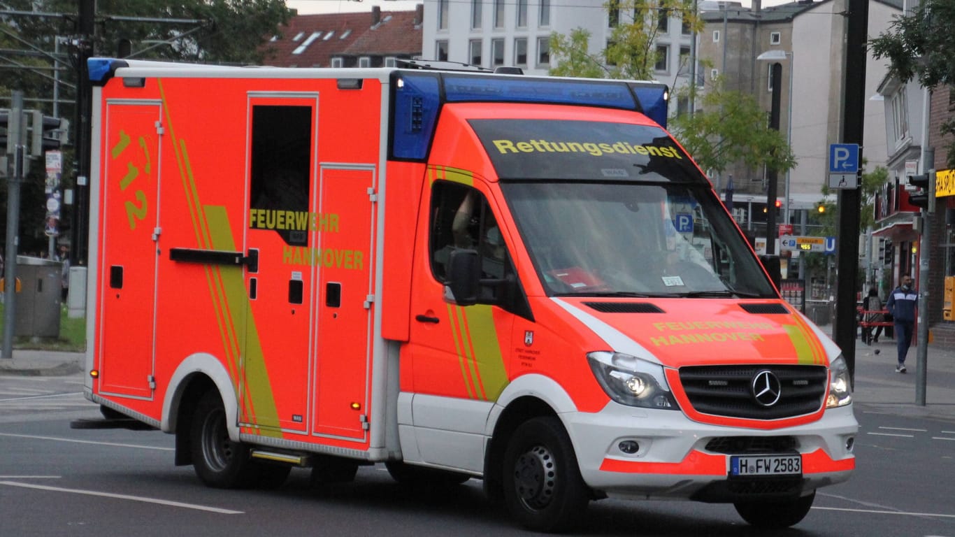 Rettungswagen der Berufsfeuerwehr in Hannover (Symbolbild): Der Unfall ereignete sich auf der Lavesallee..