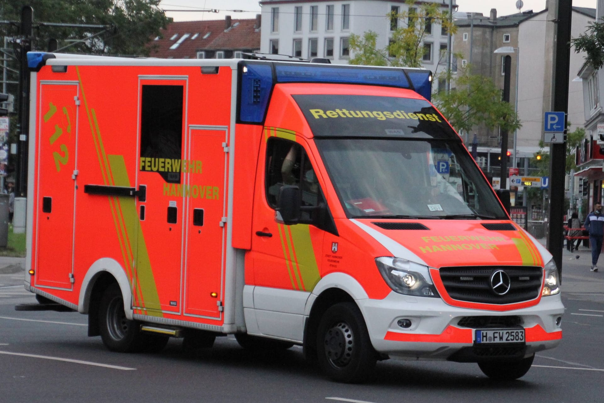 Rettungswagen der Berufsfeuerwehr in Hannover (Symbolbild): Der Unfall ereignete sich auf der Lavesallee..