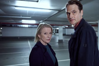 "Tatort: Trotzdem": Paula Ringelhahn (Dagmar Manzel) und Felix Voss (Fabian Hinrichs) in der Tiefgarage.