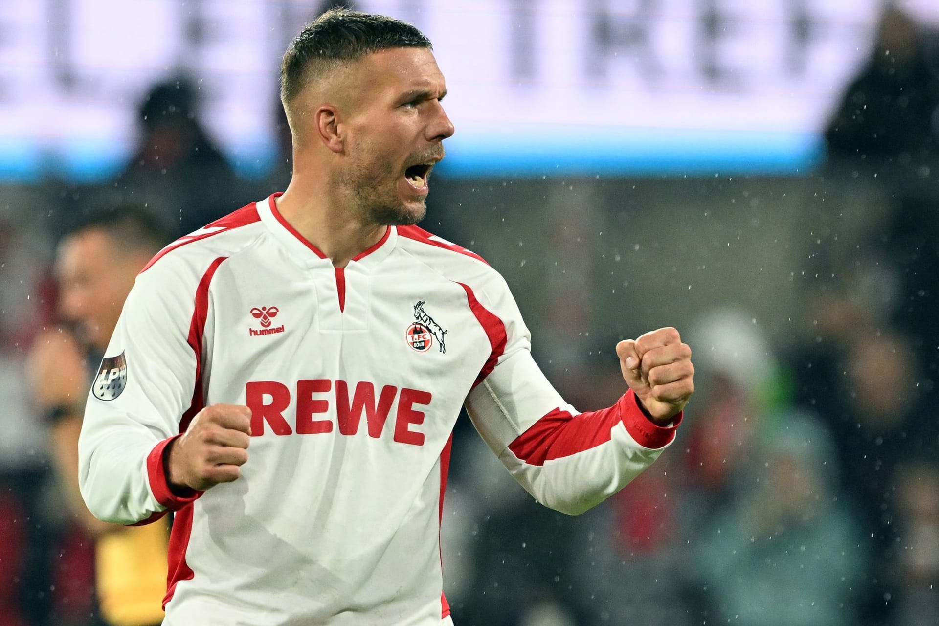 Noch einmal jubeln: Lukas Podolski im Trikot des 1. FC Köln am Abend in Müngersdorf. Noch einmal jubeln: Lukas Podolski im Trikot des 1. FC Köln am Abend in Müngersdorf.
