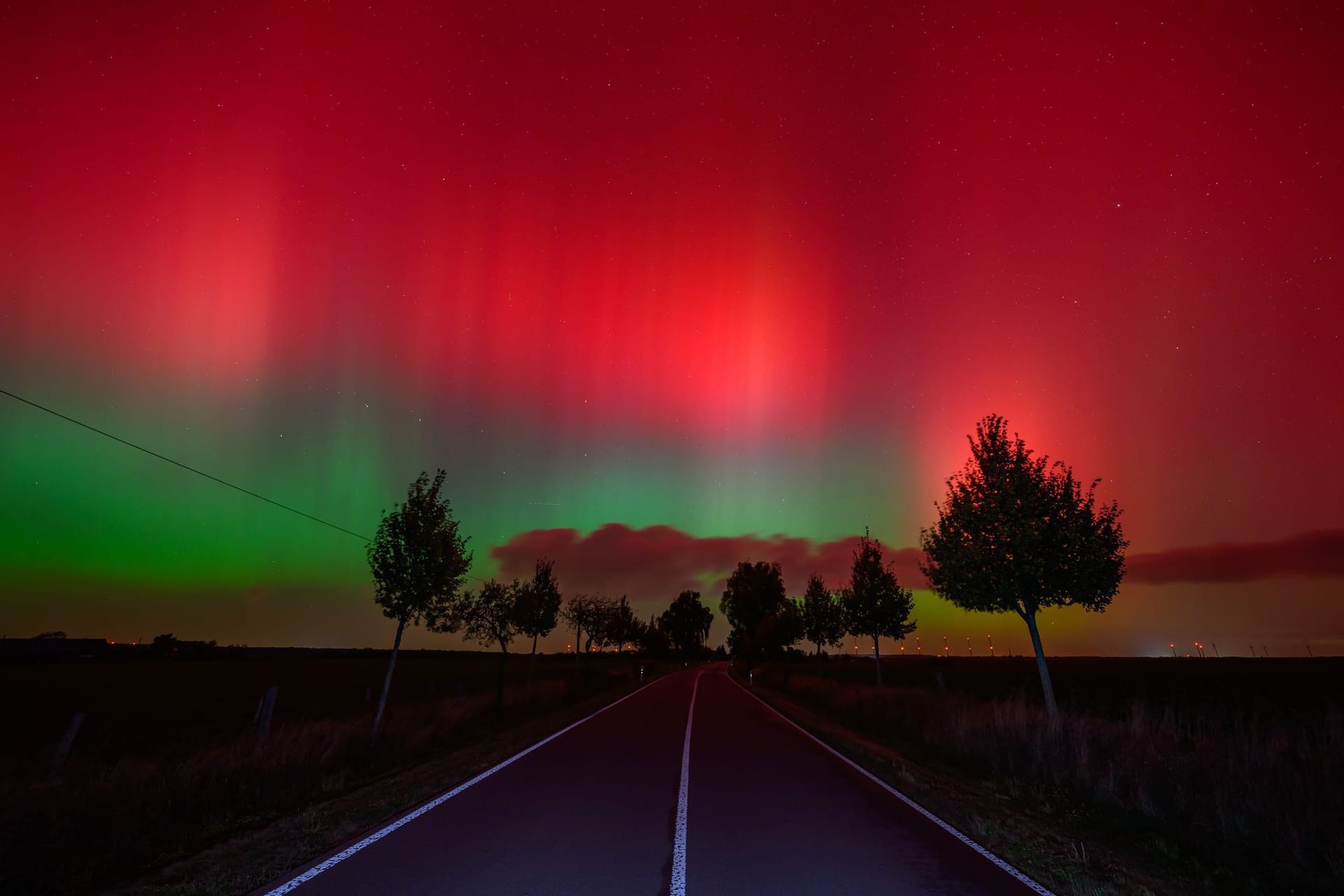 Polarlichter leuchten am Nachthimmel: In weiten Teilen Deutschlands, vor allem im Norden, war das Naturphänomen zu beobachten.