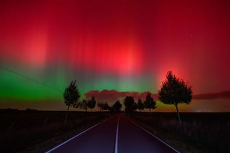 Polarlichter leuchten am Nachthimmel: In weiten Teilen Deutschlands, vor allem im Norden, war das Naturphänomen zu beobachten.