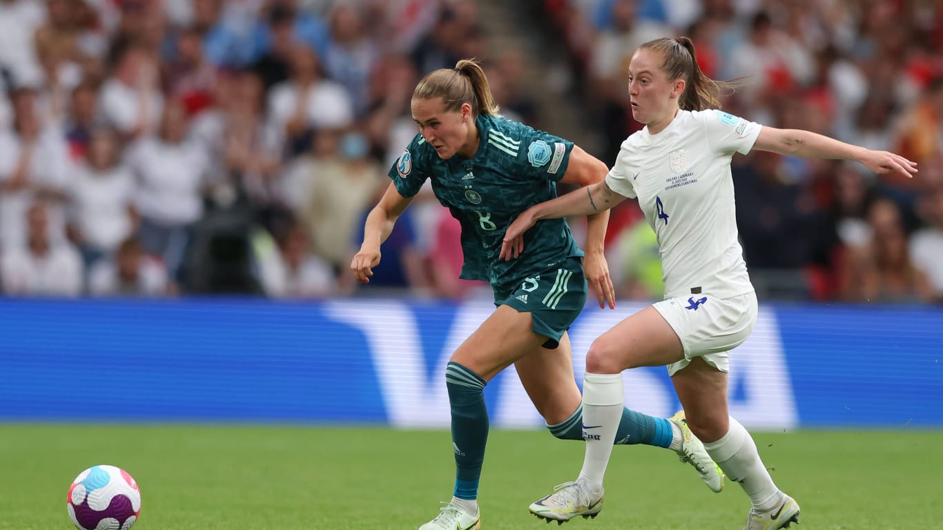 Sydney Lohmann (l.) und Keira Walsh: Beim letzten Aufeinandertreffen gewannen die Engländerinnen.