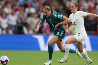 Sydney Lohmann (l.) und Keira Walsh: Beim letzten Aufeinandertreffen gewannen die Engländerinnen.