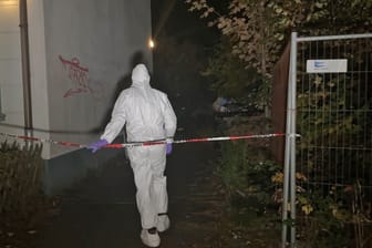 Kriminaltechniker am Tatort: Ein 34-Jähriger ist durch Schussverletzungen gestorben.