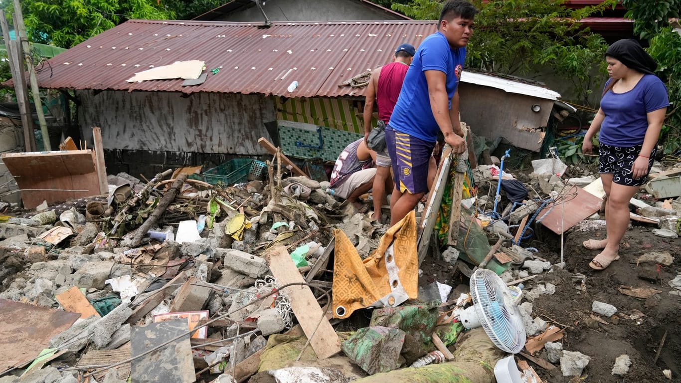 Nach dem Tropensturm Trami auf den Philippinen