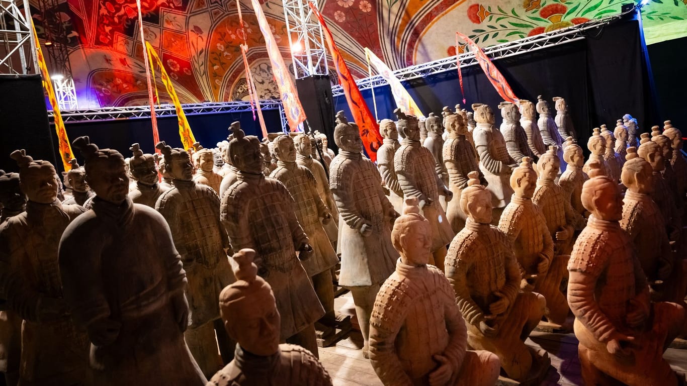 Figuren der Terrakotta-Armee aus Ton: Sie sind in der Ausstellung "Die Terrakotta Armee" in einem Zelt auf der Horner Rennbahn zu sehen.