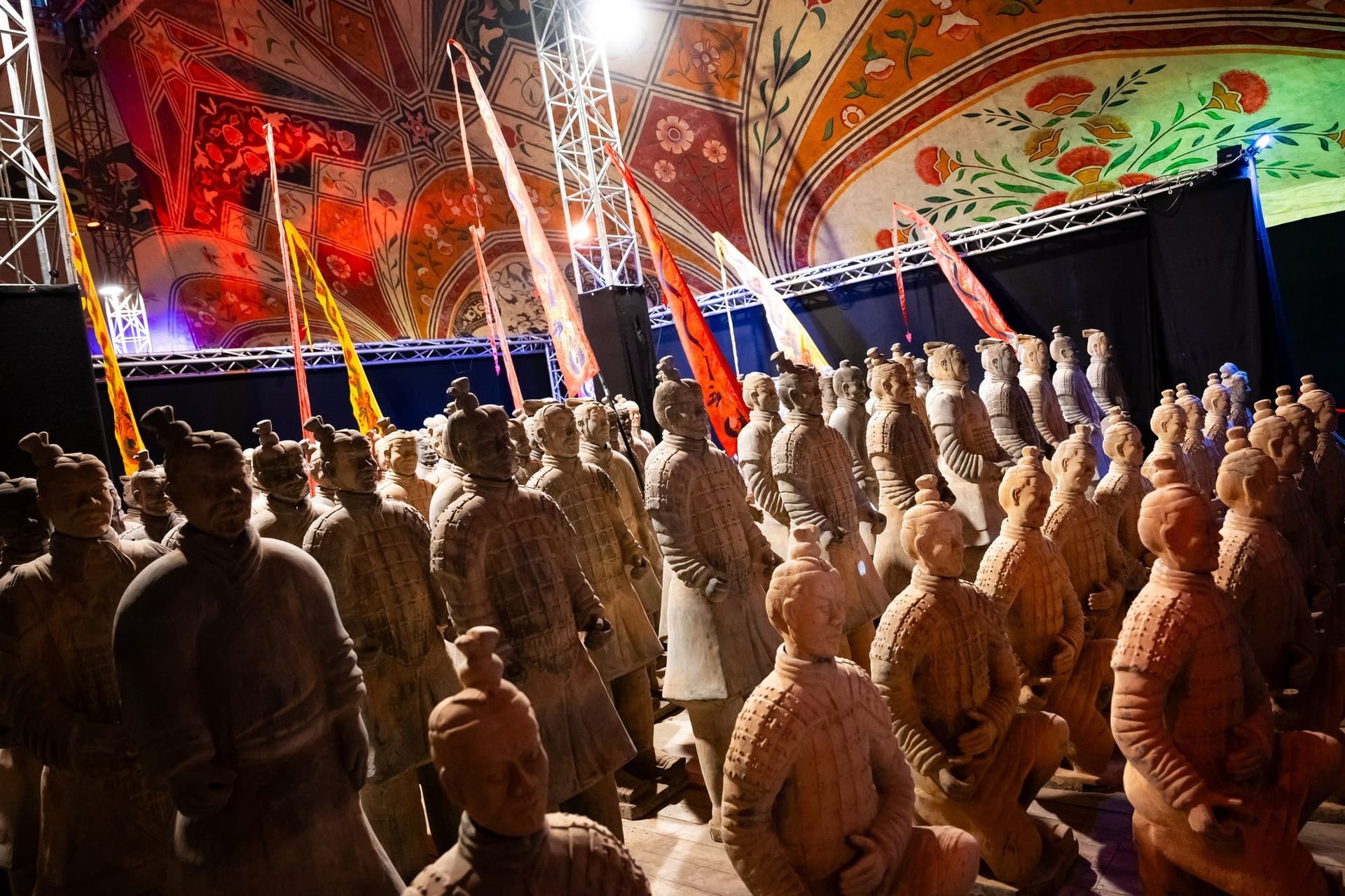 Figuren der Terrakotta-Armee aus Ton: Sie sind in der Ausstellung "Die Terrakotta Armee" in einem Zelt auf der Horner Rennbahn zu sehen.