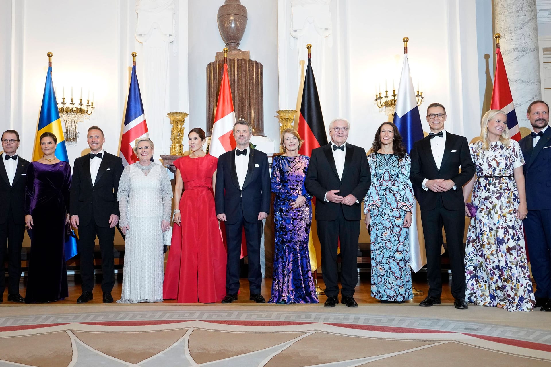 Frank-Walter Steinmeier mit Elke Büdenbender inmitten des royalen Besuchs.