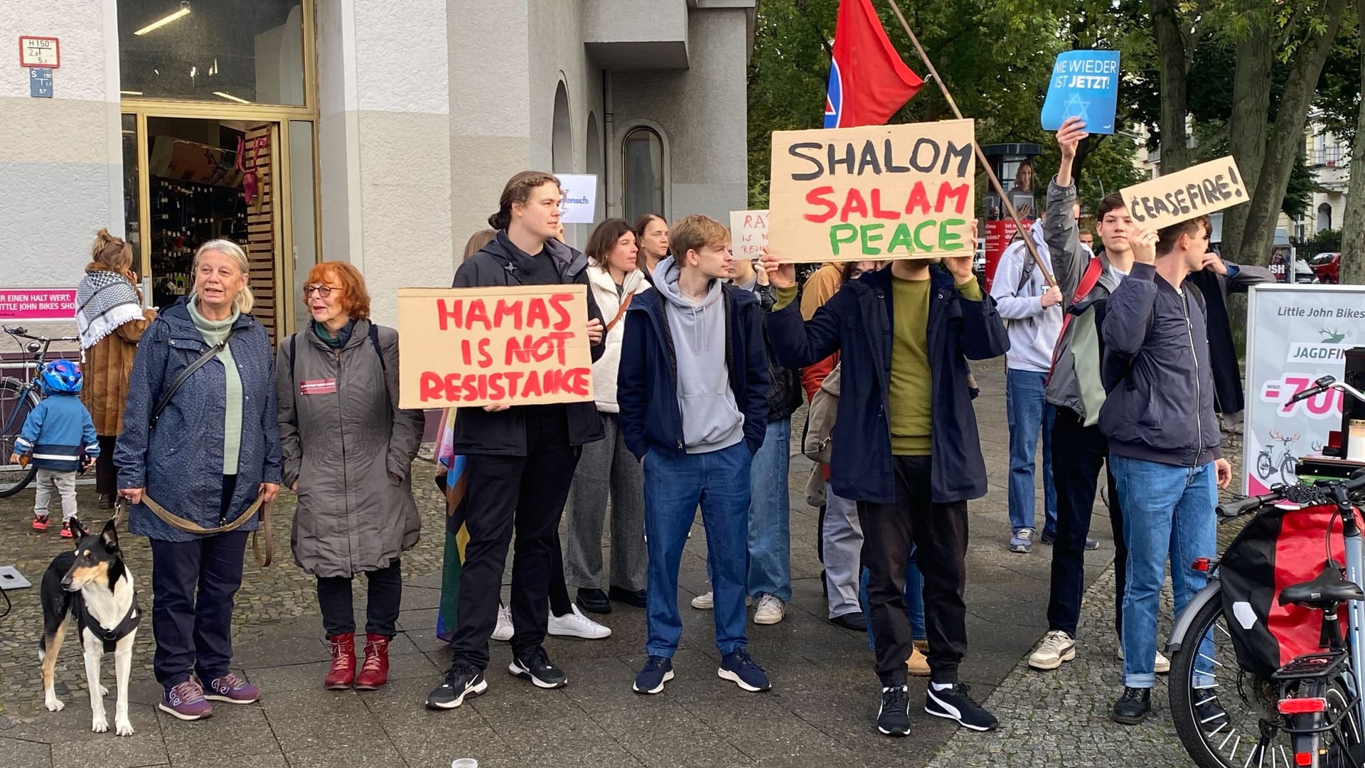 Berlin: Einer großen Pro-Palästina-Demonstration in Berlin stellten sich einige Menschen entgegen.