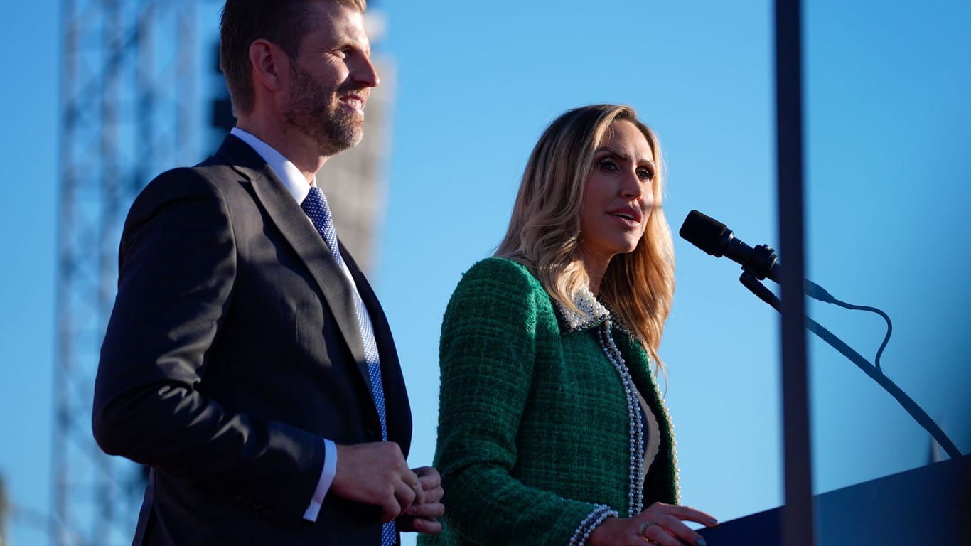 Eric und Lara Trump sprechen bei einer Wahlveranstaltung in Butler, Pennsylvania.