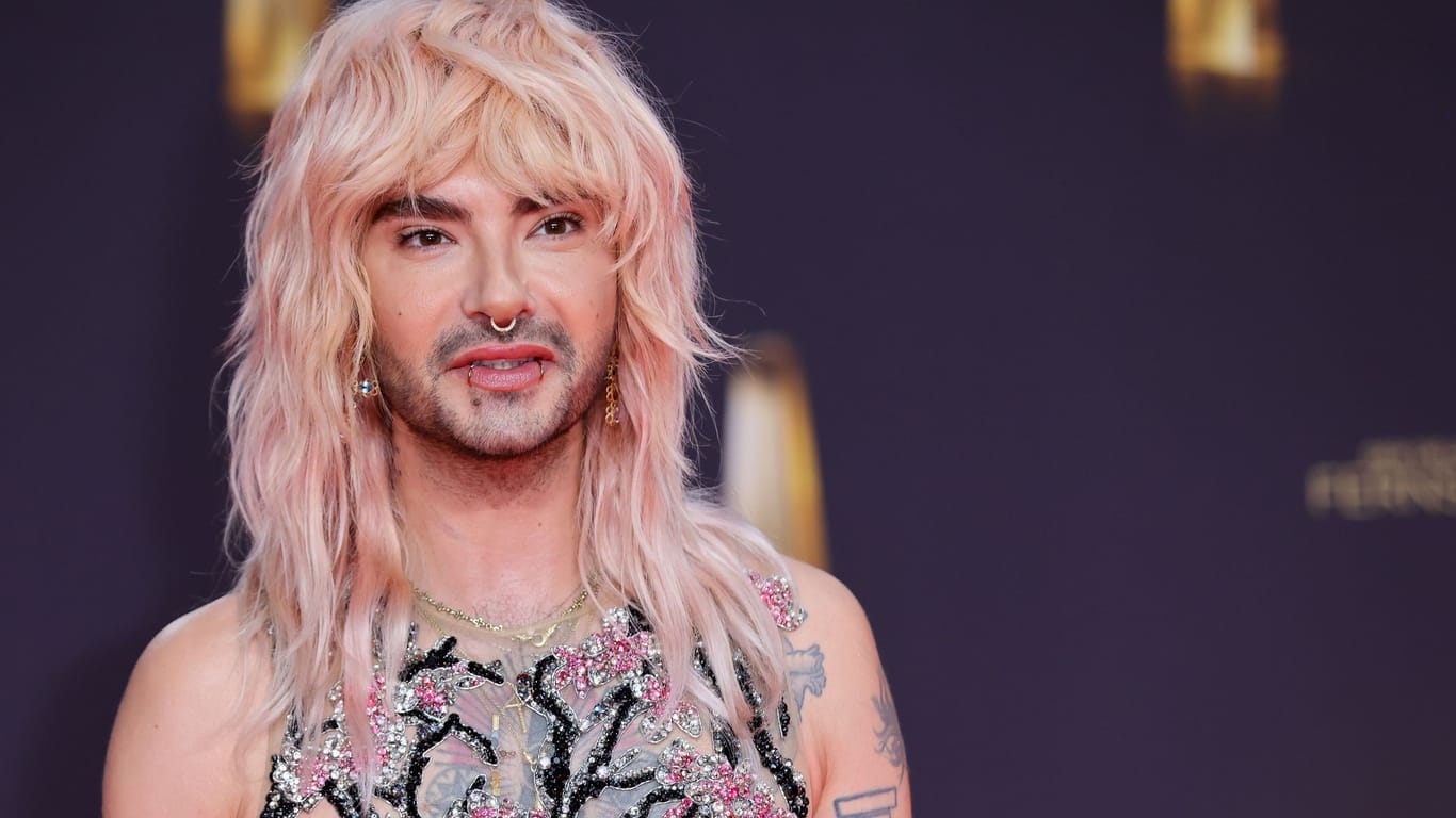 Bill Kaulitz: Der Musiker spricht offen über eine sexuelle Erfahrung.