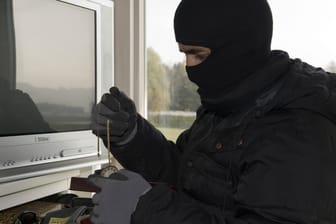 Einbrecher klaut Schmuck (Symbolbild): Ein Zeuge hat die Flucht der Männer beobachtet.