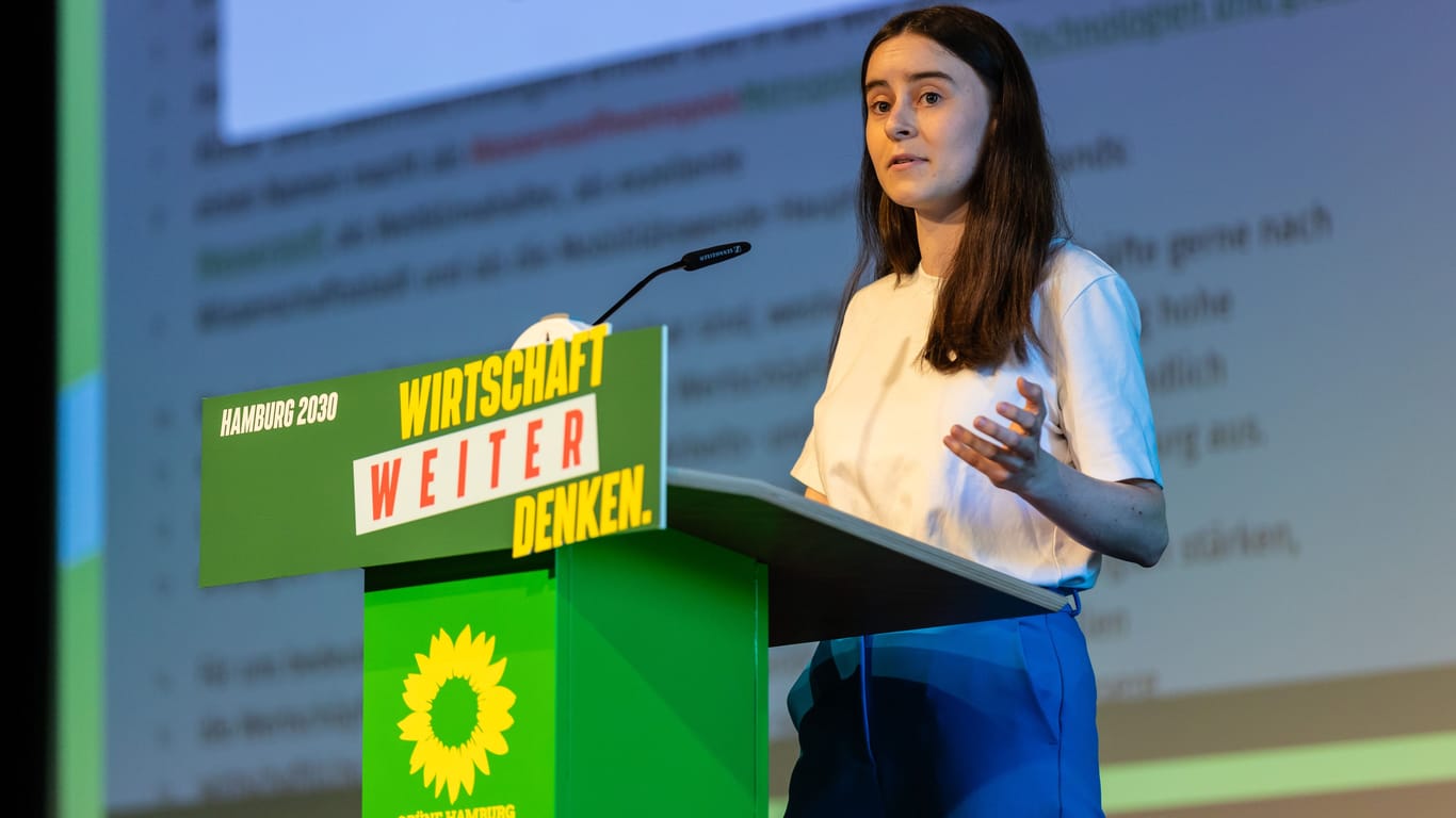 Verkehrspolitikerin Rosa Domm spricht auf einem Parteitag der Hamburger Grünen (Archivbild).