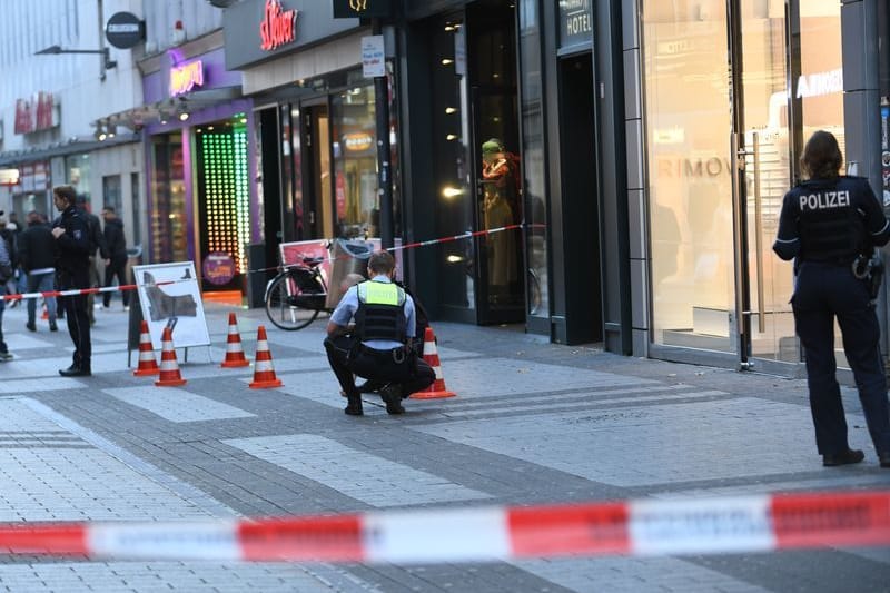 Polizei in der Kölner Innenstadt: Vor dem Abschiedsspiel von Lukas Podolski wurde ein polnischer Fan niedergestochen.