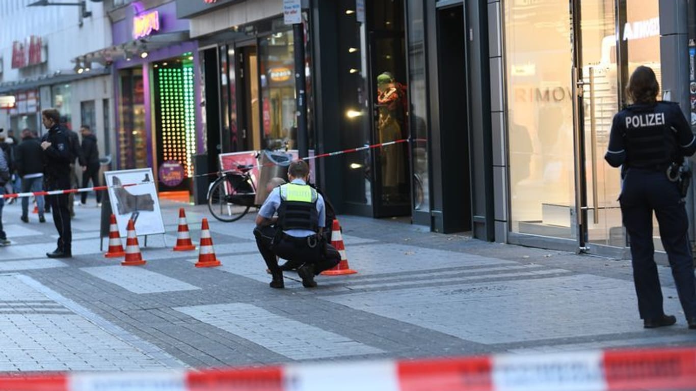 Polizei in der Kölner Innenstadt: Vor dem Abschiedsspiel von Lukas Podolski wurde ein polnischer Fan niedergestochen.