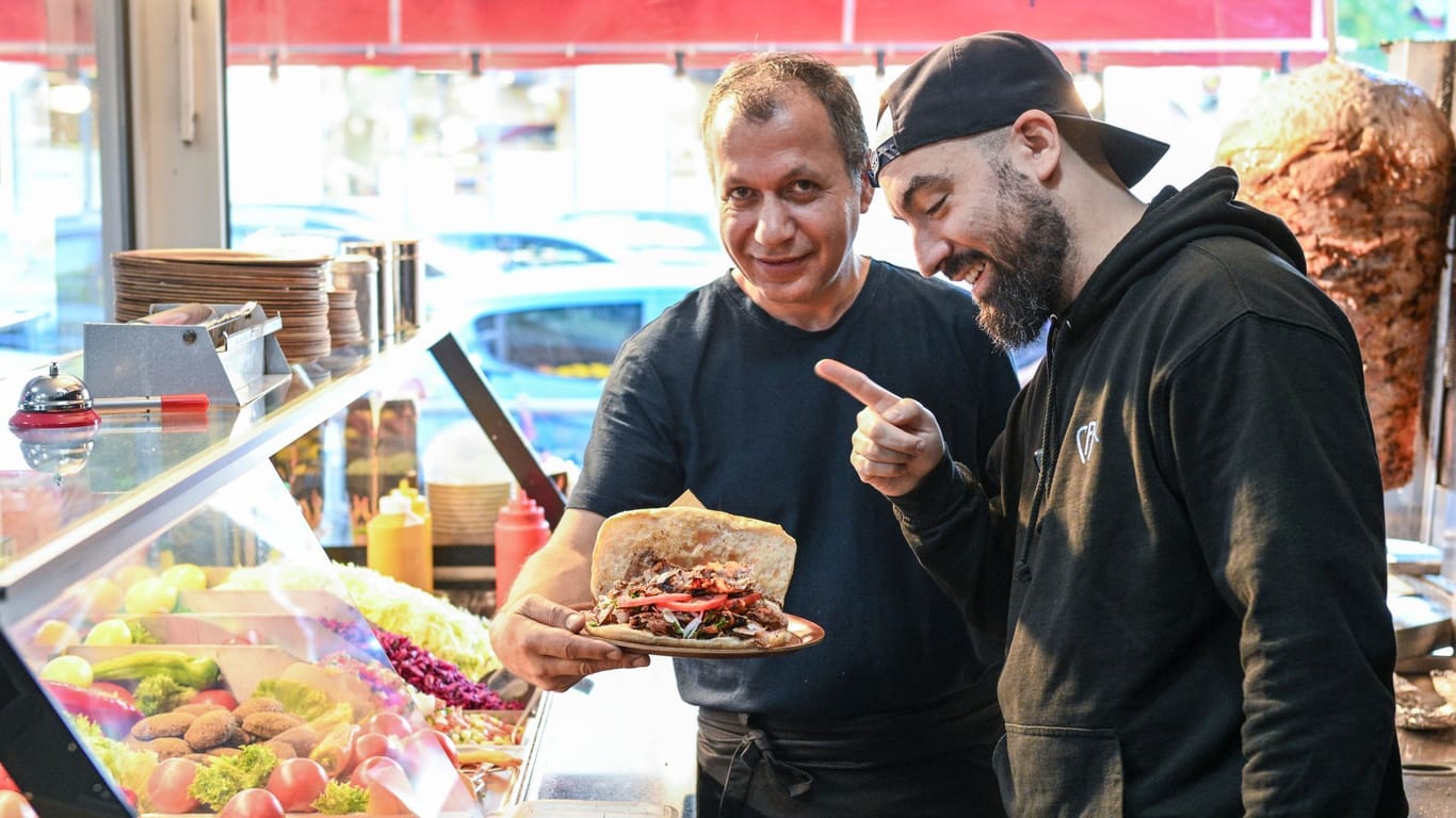 Süleyman Sahi, Inhaber vom Elbis-Döner, und Influencer Can F. Kennedy: Sahi hat mehr Kundschaft, seitdem Can F. Kennedy ihn in den sozialen Netzwerken bewertete.