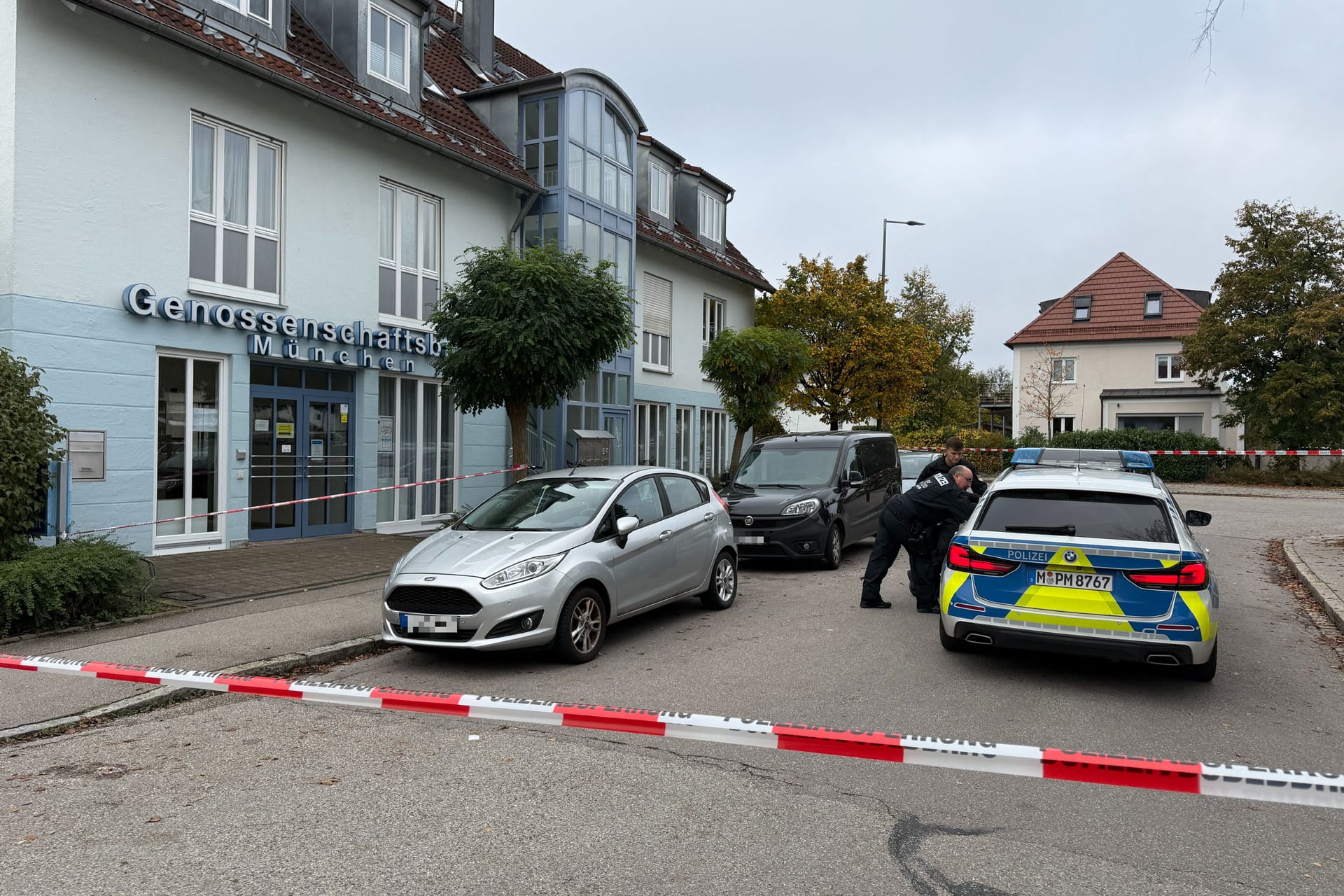 Die Polizei hat den Bereich vor der Bank abgesperrt. Betroffen ist die Genossenschaftsbank am Rüttenauerplatz.