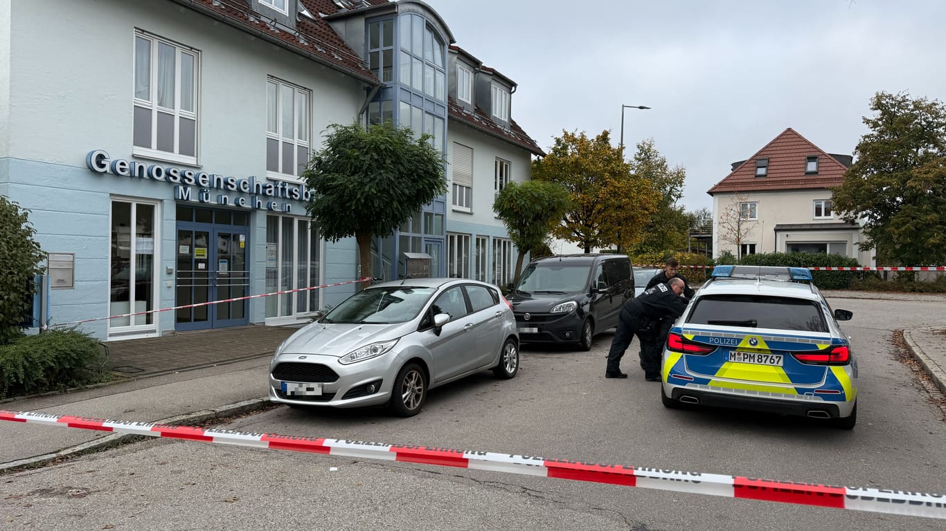 Die Polizei hat den Bereich vor der Bank abgesperrt. Betroffen ist die Genossenschaftsbank am Rüttenauerplatz.