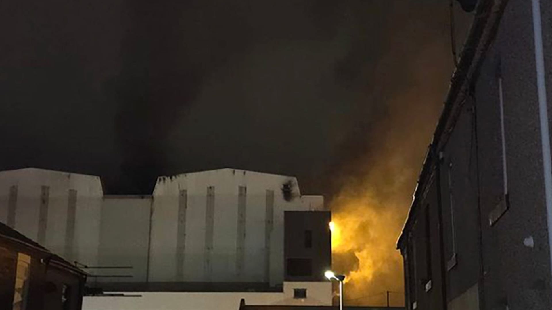 Ein Foto zeigt Flammen während des Brandes in der Werft von BAE Systems am Mittwochmorgen.