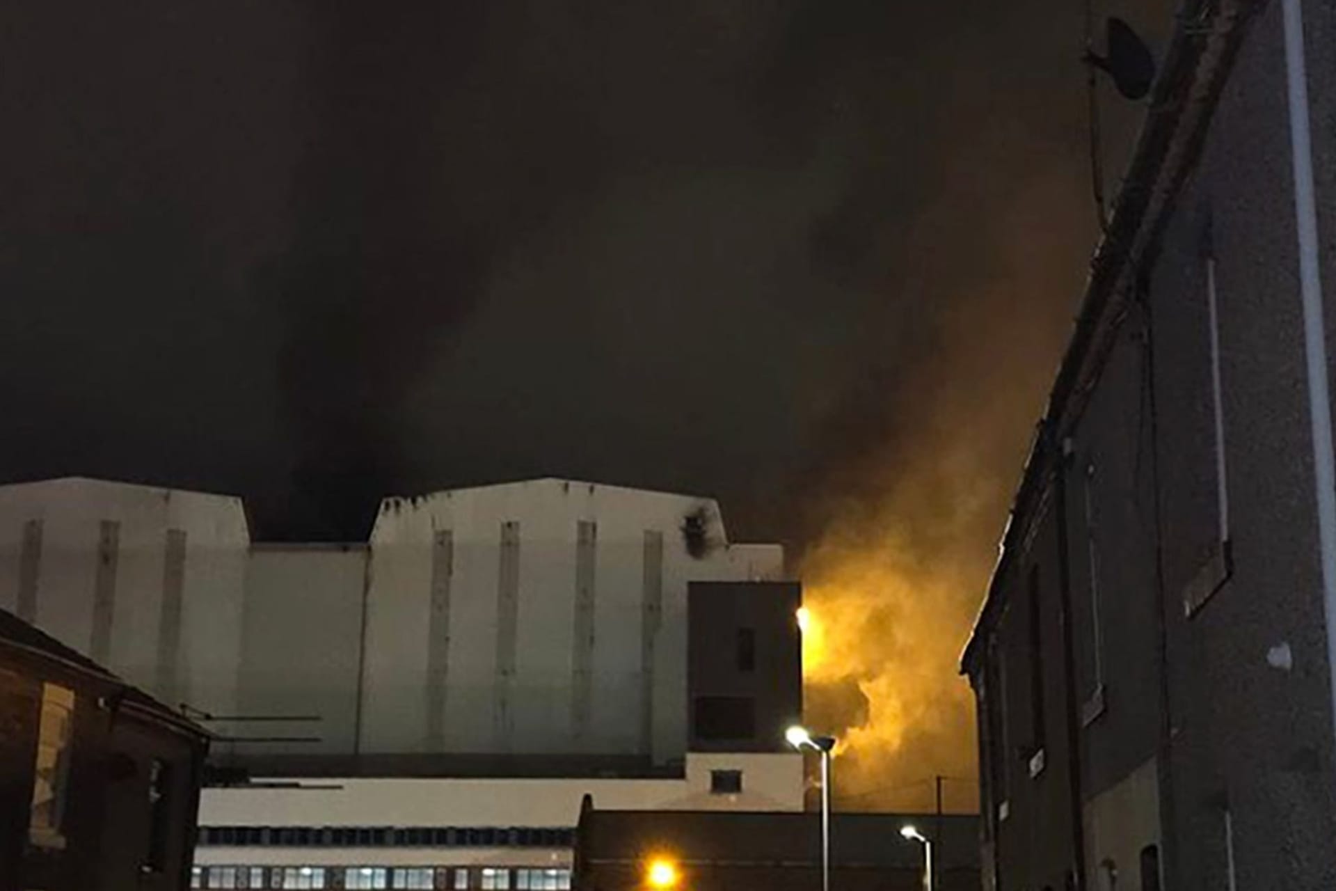 Ein Foto zeigt Flammen während des Brandes in der Werft von BAE Systems am Mittwochmorgen.