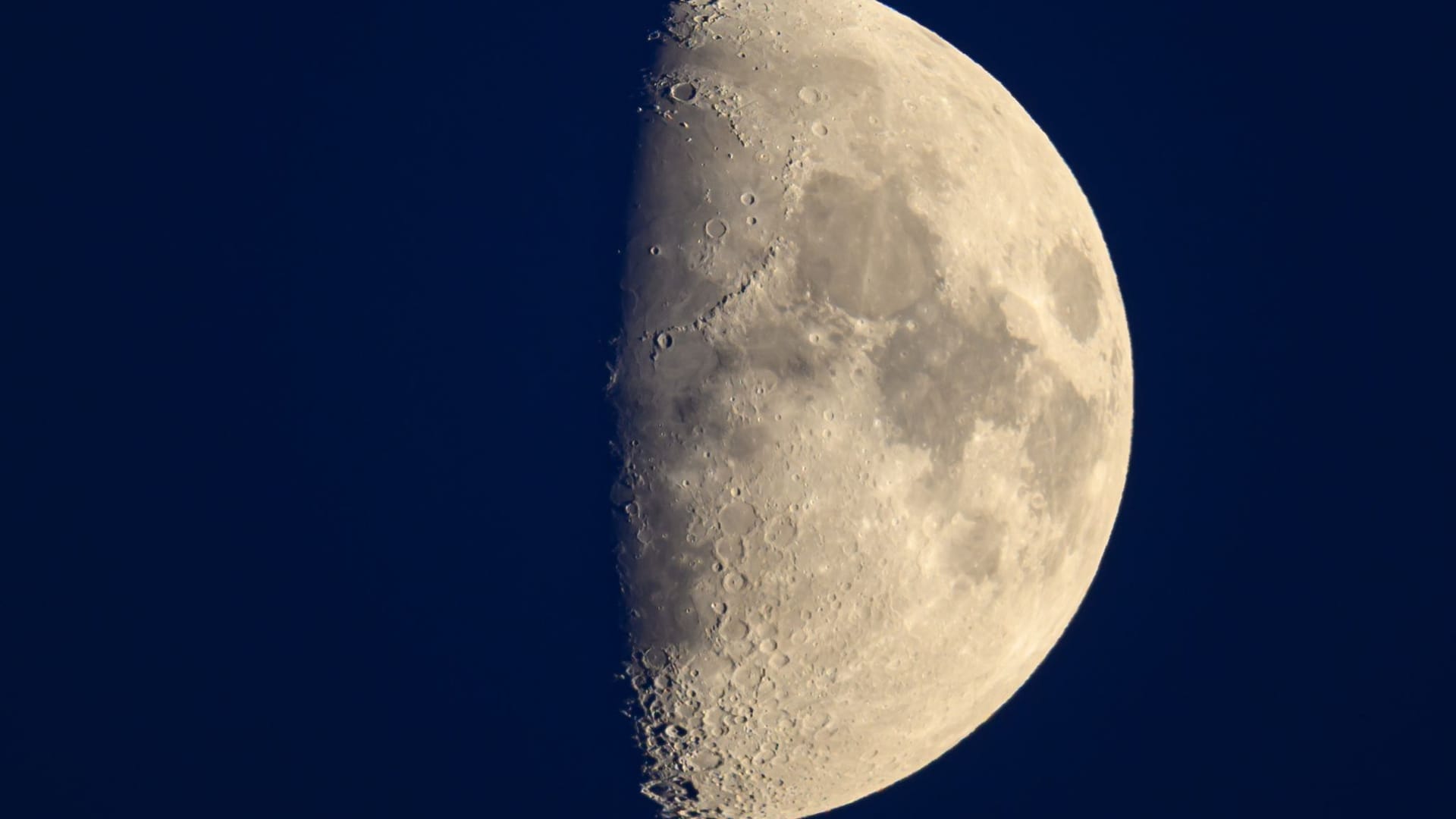 Zunehmender Mond am Abendhimmel