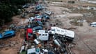 Valencia (valencianische Gemeinschaft): Autos, die durch das heftige Unwetter weggeschwemmt wurden, stehen auf den Gleisen.