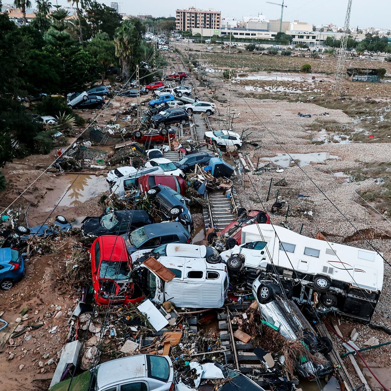 Valencia (valencianische Gemeinschaft): Autos, die durch das heftige Unwetter weggeschwemmt wurden, stehen auf den Gleisen.